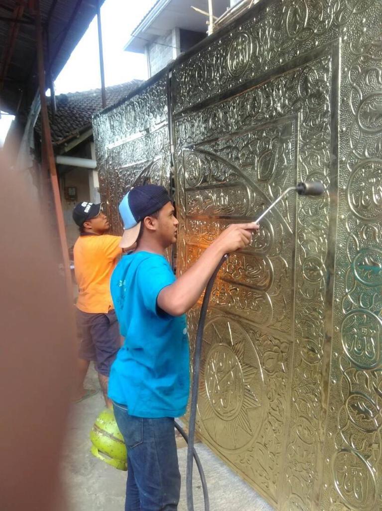 pintu ka'bah kuningan