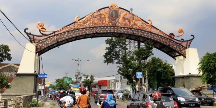 gapura tembaga kuningan