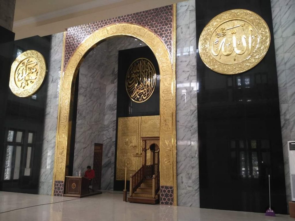 mihrab kaligrafi kuningan dan tembaga desain menarik