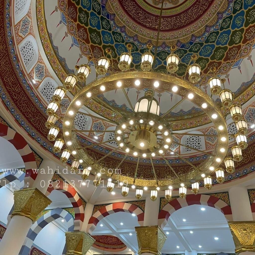 Pengrajin Lampu Hias Masjid Dari Bahan Logam Kuningan