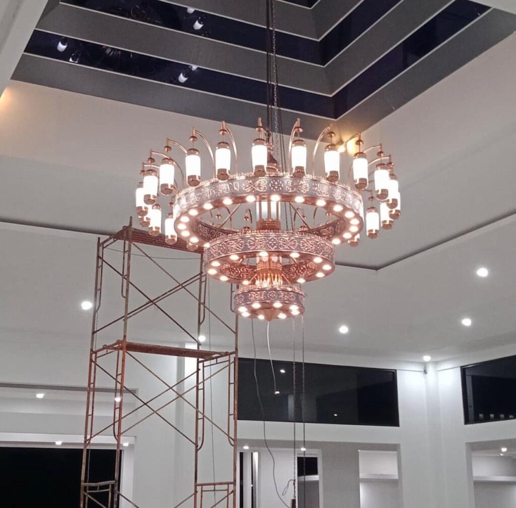  Lampu gantung masjid berkualitas terbaik dengan desain elegan.